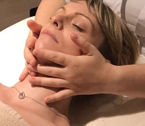 Soin bien-être Modelage détente du visage